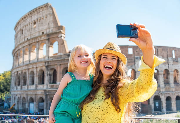 heureuse mère et bébé fille faisant des autophotos à rome, en italie - flavian amphitheater photos et images de collection