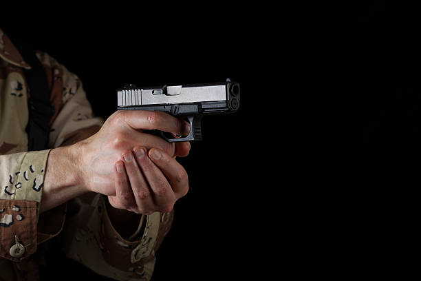 soldado masculino, apontando sua arma na escuridão - marines camouflage camouflage clothing male - fotografias e filmes do acervo