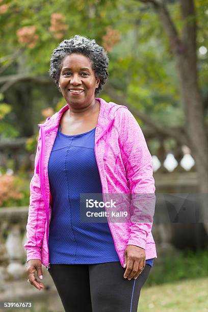 Ältere Afroamerikanische Frau Zu Fuß In Den Park Stockfoto und mehr Bilder von Alter Erwachsener - Alter Erwachsener, Gehen, Frauen