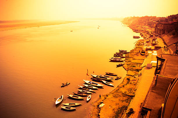 바라나시 - varanasi indian culture nautical vessel ganges river 뉴스 사진 이미지