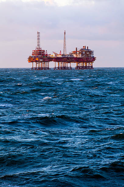 нефтяная платформа на северном море - oil rig brazil oil industry petroleum стоковые фото и изображения