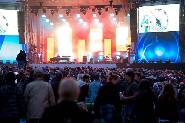 multidão na frente do palco principal em festival francofolies - oif - fotografias e filmes do acervo