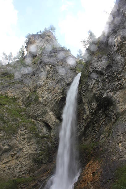 cascata con rocce in madesimo - madesimo immagine foto e immagini stock