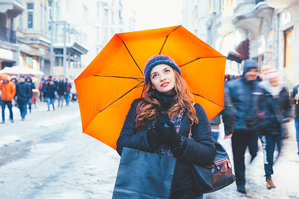 витать в облаках покупок в бейоглу, стамбул - rain women umbrella parasol стоковые фото и изображения
