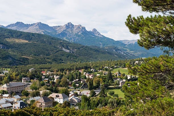 jausiers, aldeia nos alpes franceses - mercantour national park imagens e fotografias de stock