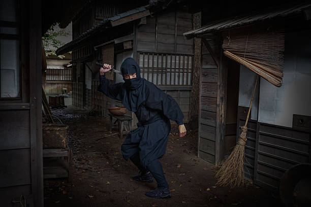 ninja scuro, tradizionali giapponesi strada che tirano fuori spada - liar dishonesty costume men foto e immagini stock