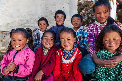 Sherpa grupo de niños felices en la región Everest photo