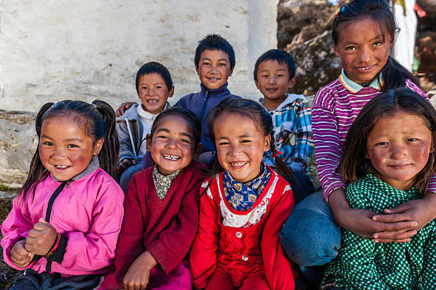 sherpa grupo de niños felices en la región everest - nepal fotografías e imágenes de stock