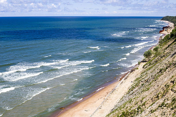istock Big waves with foam on sea coast 539207006