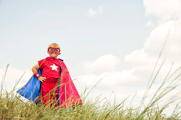 jeune enfant déguisé en super héros en herbe tall - partnership creativity superhero child photos et images de collection