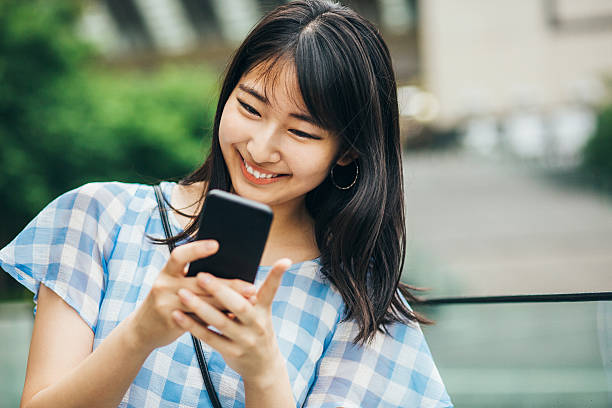 ハッピー十代の女の子メール - osaka prefecture japanese culture japanese ethnicity japan ストックフォトと画像