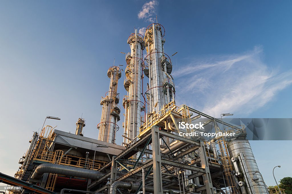 Distillation Columns and their process equipments Distillation Columns and their process equipments : Oil and gas refinery plant Hydrogen Stock Photo