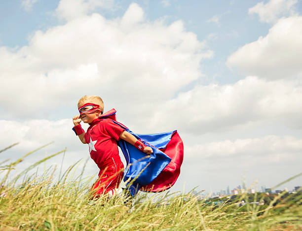 jeune enfant de super-héros sur regent park, avec vue sur londres - partnership creativity superhero child photos et images de collection