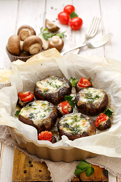 시금치와 치즈로 채워진 포르토벨로 버섯 - edible mushroom stuffed portabello mushroom vegetarian food 뉴스 사진 이미지