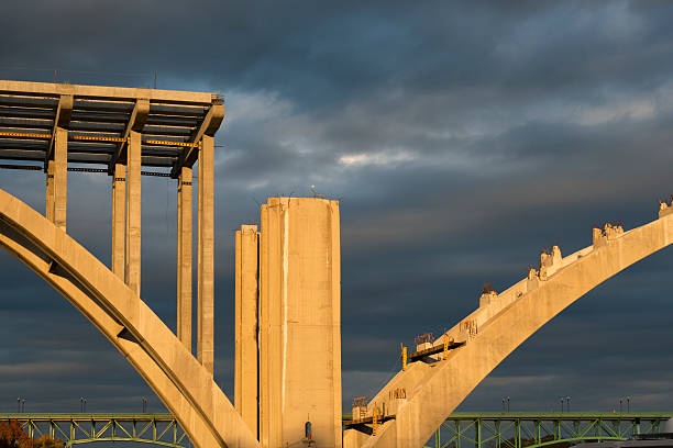 ponte costruzione di - bridge incomplete construction building activity foto e immagini stock