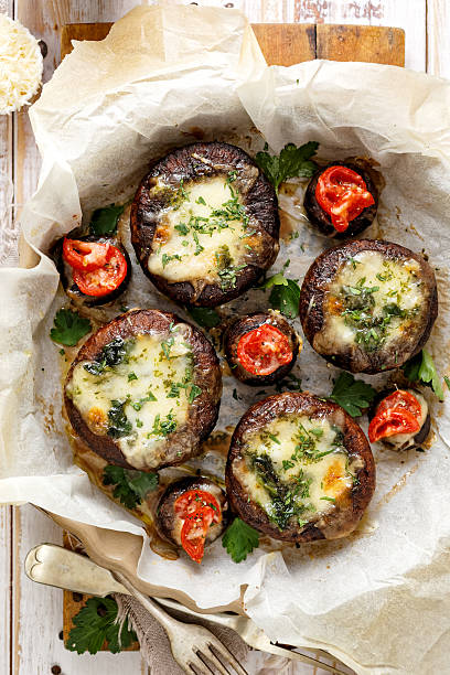 funghi portobello ripieni di spinaci e formaggio - edible mushroom stuffed portabello mushroom vegetarian food foto e immagini stock