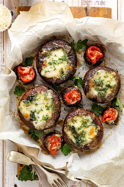 시금치와 치즈로 채워진 포르토벨로 버섯 - edible mushroom stuffed portabello mushroom vegetarian food 뉴스 사진 이미지