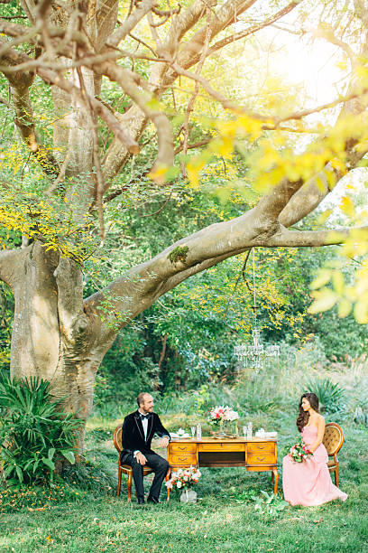 couple en amour - autumn table setting flower photos et images de collection