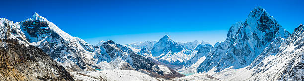 クンブ山頂パノラマ 受ける アマダブラムチョラツェヒマラヤネパール - mountain range mountain mountain peak himalayas ストックフォトと画像