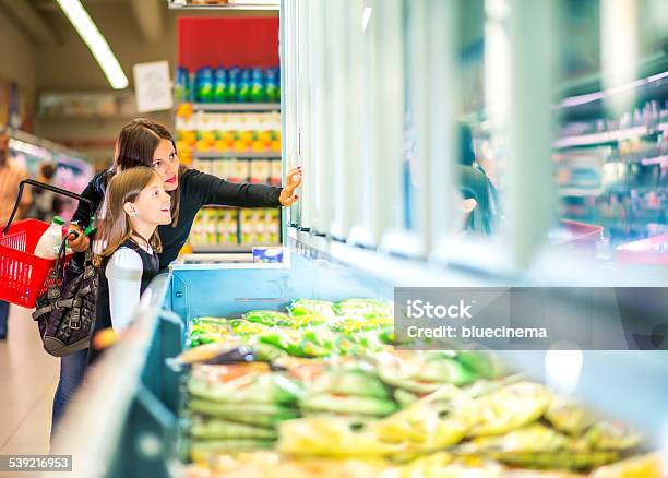 Madre E Hija En Supermercado Cerca De Alimento Congelado Foto de stock y más banco de imágenes de Supermercado