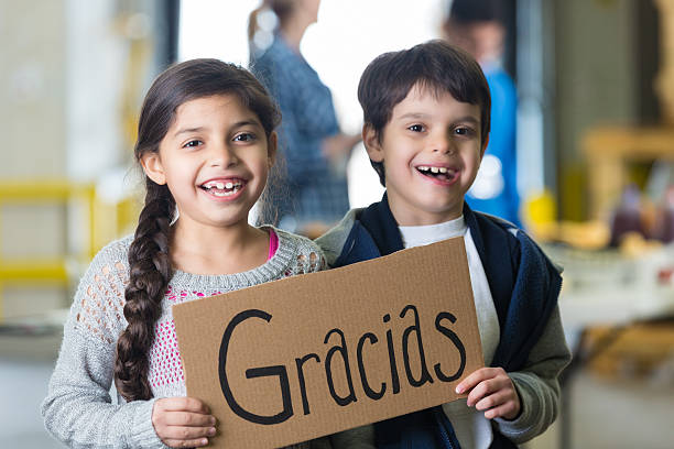 hispânico bonito crianças segurando gracias entrar no banco alimentar - charity and relief work donation box thank you child - fotografias e filmes do acervo