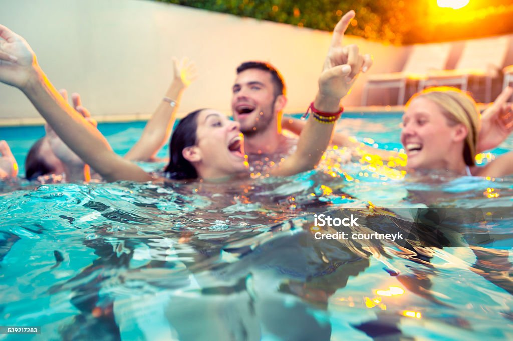 Gruppe von glücklichen jungen Leute feiern in einem pool. - Lizenzfrei Jugendalter Stock-Foto