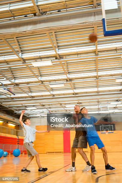 Padre Y Dos Niños Jugando Al Básquetbol Sportshall Eslovenia Europa Foto de stock y más banco de imágenes de Gimnasio escolar