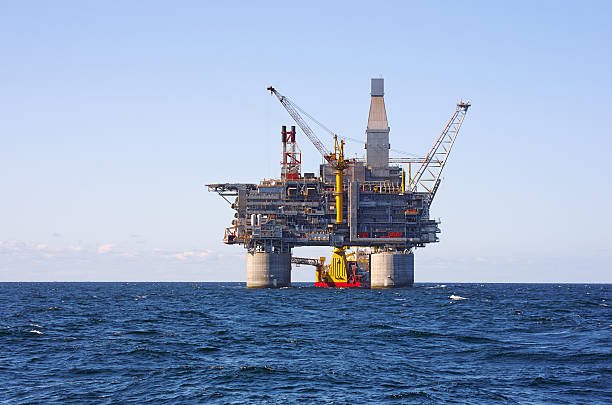нефтяная платформа в море - gas oil oil rig nature стоковые фото и изображения