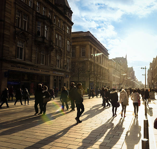 покупатели на бьюкенен улица в глазго - focus on shadow shadow walking people стоковые фото и изображения