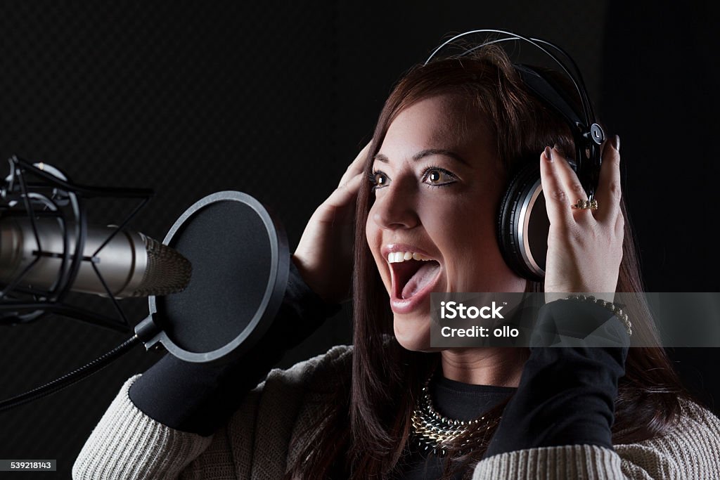 Joven cantante femenina en estudio de grabación de sonido - Foto de stock de Equipo de grabación de sonido libre de derechos