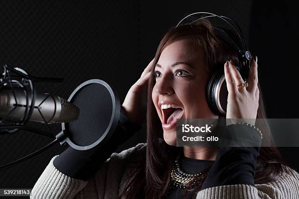 Joven Cantante Femenina En Estudio De Grabación De Sonido Foto de stock y más banco de imágenes de Equipo de grabación de sonido