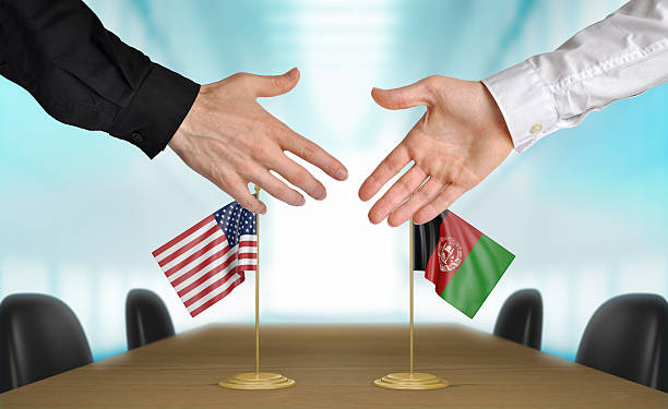 vereinigte staaten und afghanistan diplomaten hände schütteln, sich angebot - support horizontal war afghanistan stock-fotos und bilder