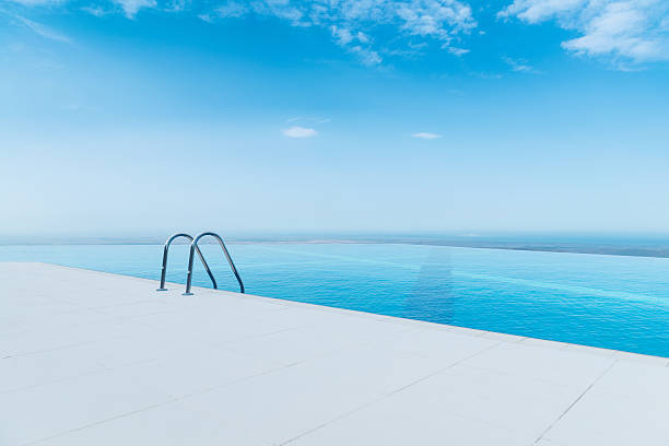 piscina de borde infinito en el día de verano brillante - al lado de la piscina fotografías e imágenes de stock