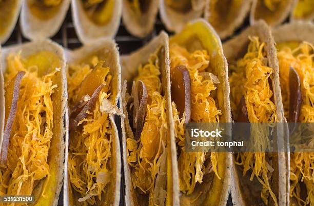 Tailandés De La Calle Alimentos Blandos Enfoque De La Imagen Foto de stock y más banco de imágenes de Alimento