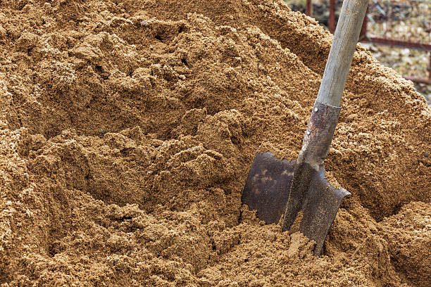 break during work Construction shovel stuck in the sand. building sand stock pictures, royalty-free photos & images