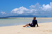 男 リラックスビーチの日本、沖縄