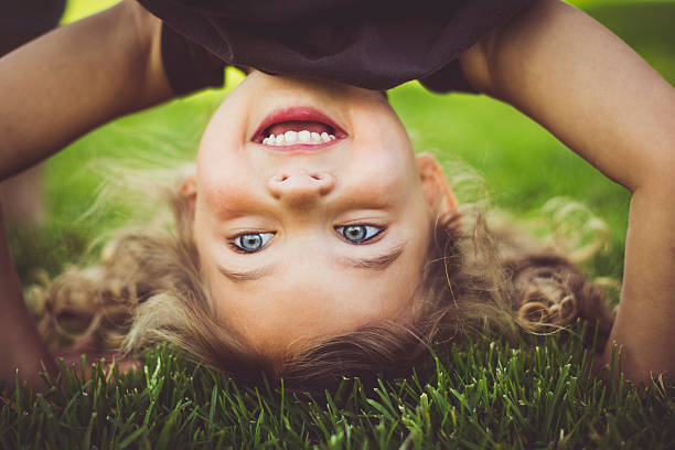 petite fille debout à l'envers. - équilibre sur les mains photos et images de collection