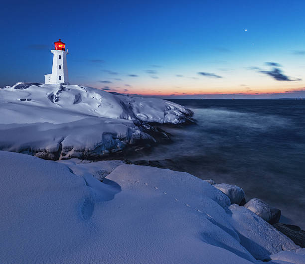 hiver au crépuscule au phare - lighthouse scenics winter peggys cove photos et images de collection