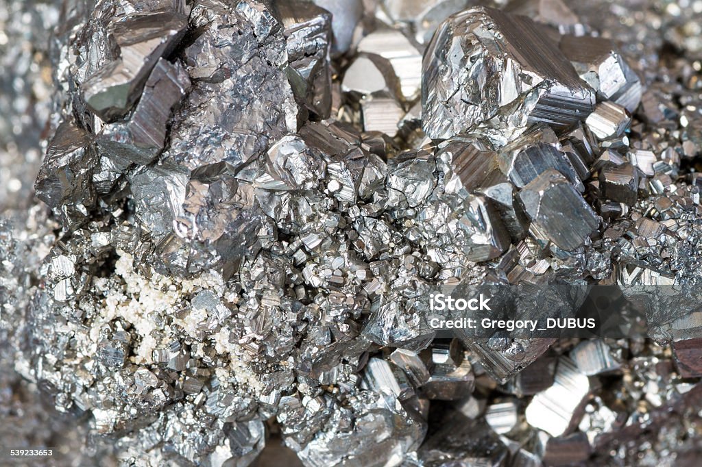 Auriferous Pyrite (Fe, S2) en pierre cristaux fond gris - Photo de Argent libre de droits