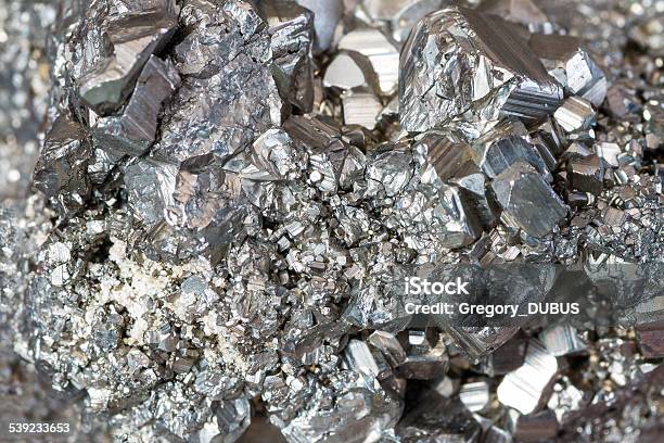 Photo libre de droit de Auriferous Pyrite En Pierre Cristaux Fond Gris banque d'images et plus d'images libres de droit de Argent