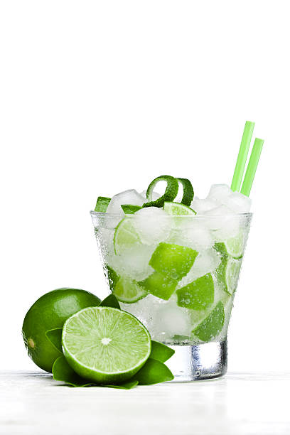 caipirinha cocktail shot contra fundo branco - caipiroska imagens e fotografias de stock