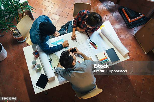 Foto de Equipe De Jovens Criativos Trabalhando Juntos e mais fotos de stock de Agência imobiliária - Agência imobiliária, Design, Plano - Documento