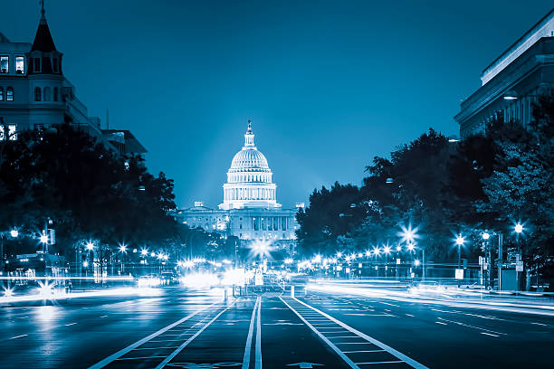 edificio del capitolio desde pennsylvania avenue - land vehicle multiple lane highway driving traffic fotografías e imágenes de stock