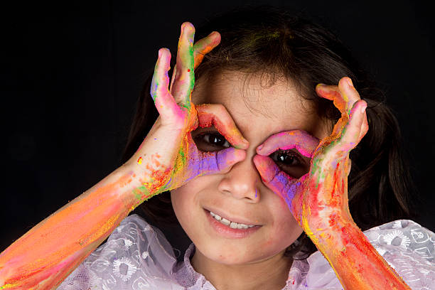 istock Small girl playing with colors 539236395