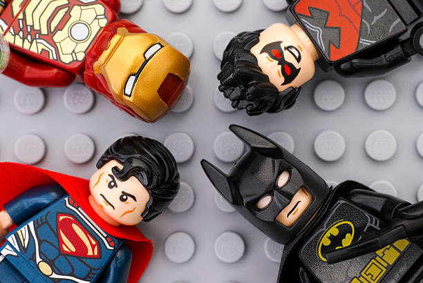 quattro lego super eroi minifigure su grigio baseplate - batman foto e immagini stock