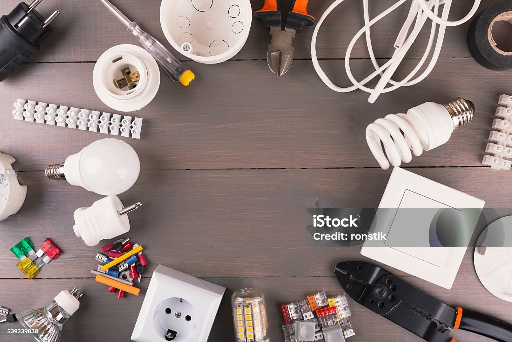 Vue du haut de l'électricité outils et l'équipement sur une table en bois - Photo de Installer libre de droits