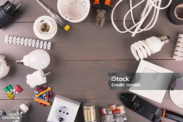 Photo libre de droit de Vue Du Haut De Lélectricité Outils Et Léquipement Sur Une Table En Bois banque d'images et plus d'images libres de droit de Installer