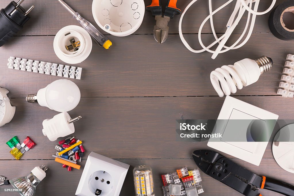 Vista superior de ferramentas e equipamentos elétricos na mesa de madeira - Foto de stock de Instalar royalty-free