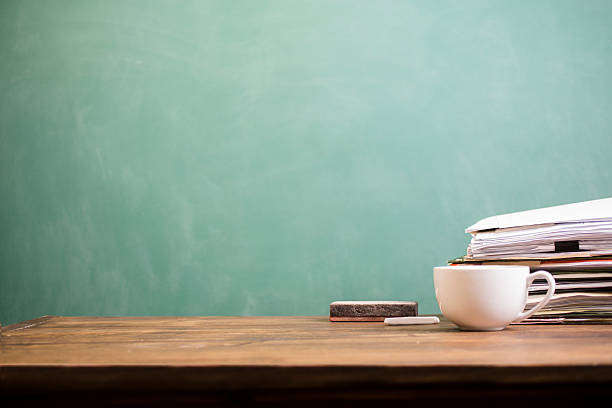 voltar para a escola. educação. livros empilhados na mesa. quadro-negro, café. - blackboard back to school green picture frame - fotografias e filmes do acervo