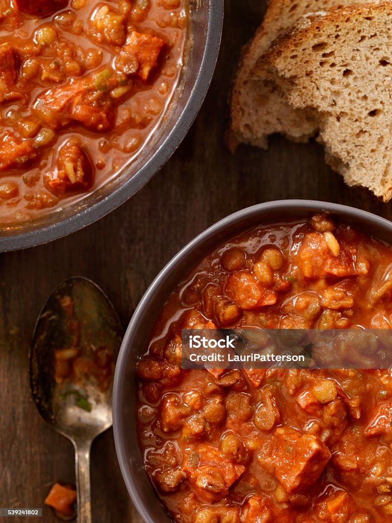 Lenteja y salchichas sopa de tomate - Foto de stock de Estofado libre de derechos